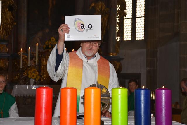 Franz Harant, Leiter der Regenbogen-Pastoral Österreich, vergab im Rahmen des Sonntag-Gottesdienstes das „a+o – akzeptierend und offen Prädikat“ an die Pfarre Pabneukirchen.  | Foto: Zinterhof