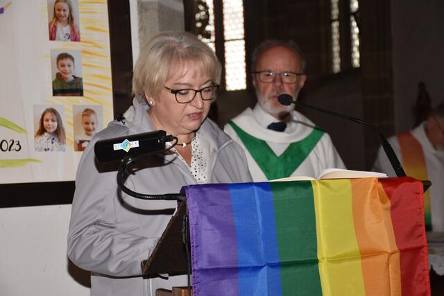 Franz Harant, Leiter der Regenbogen-Pastoral Österreich, vergab im Rahmen des Sonntag-Gottesdienstes das „a+o – akzeptierend und offen Prädikat“ an die Pfarre Pabneukirchen.  | Foto: Zinterhof