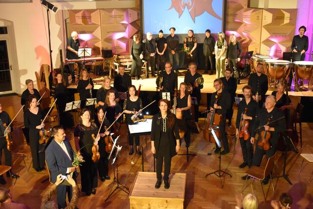 Großer Applaus für das gesamte Ensemble im Saal des "Vierundeinzig". | Foto: Georg Larcher