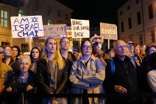 Vergangenen Mittwoch wurde am Ballhausplatz noch volle Solidarität mit Israel gezeigt - nun sollen zwei pro-Palästina-Demos stattfinden | Foto: Max Spitzauer/RMW