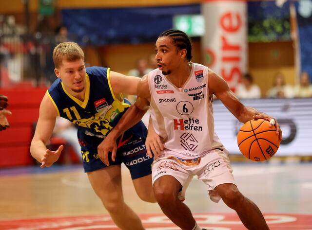 Bulls-Guard Ali Sow ist beim Zug zum Korb für den UBSC kaum aufzuhalten. | Foto: GEPA/Oberlaender