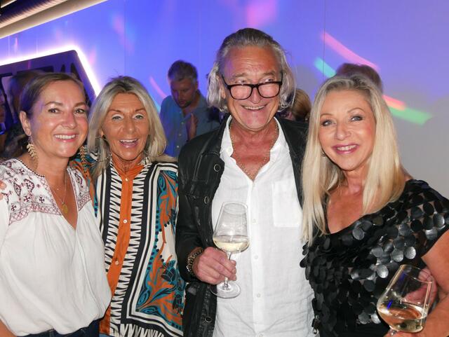 Silvia, Helga, Karl und Riki genossen den Abend in vollen Zügen.