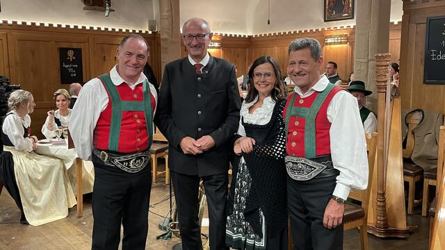 Roland Klingler (Flügelhornist bei den "Innbrügglern"), LH Anton Mattle, ORF-Tirol-Landesdirektorin Esther Mitterstieler und Franz Posch