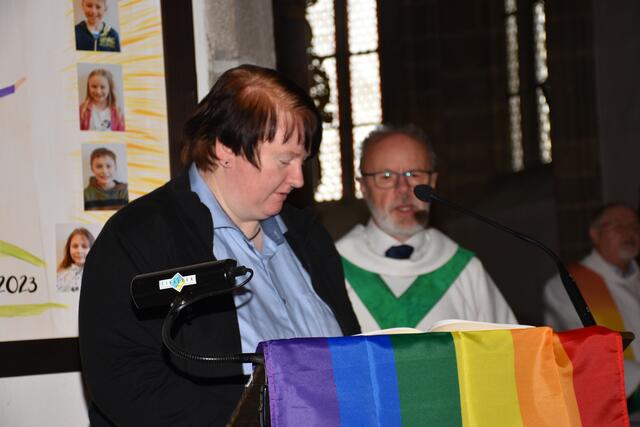 Franz Harant, Leiter der Regenbogen-Pastoral Österreich, vergab im Rahmen des Sonntag-Gottesdienstes das „a+o – akzeptierend und offen Prädikat“ an die Pfarre Pabneukirchen.  | Foto: Zinterhof