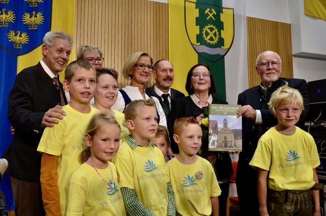 „100 Jahre Trattenbach“- 40 Jahre Elternverein“- Die Chronik des Ortes Trattenbach wurde von Altbürgermeister Ernst Schabauer vorgestellt.
Landtagsabgeordneter NÖ Hermann Hauer, Amtsleiterin Petra Trettler, Landeshauptfrau Johanna Mikl-Leitner, Bürgermeister von Trattenbach Johannes Hennerfeind, Edith Dissauer, a.D. Ernst Schabauer | Foto: Elisabeth Peinsipp