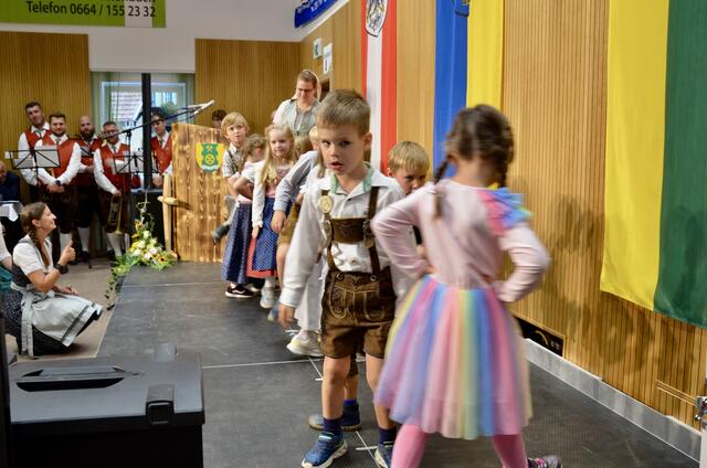 Der Kindergarten von Trattenbach eröffnete mit dem Schuhplattlertanz | Foto: Elisabeth Peinsipp