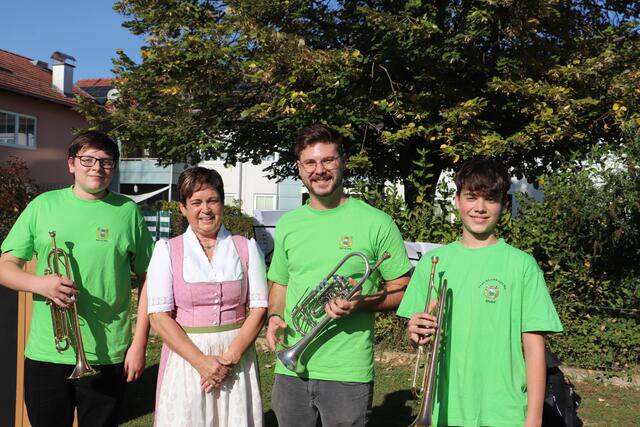 Waltraud Walch mit Thimo Dresler von der Musikschule, der mit seinen Schülern Lionel und Julius  musikalisch den Festakt mit einer Fanfare und der Eurovisionshymne eröffnete.  | Foto: Edith Ertl
