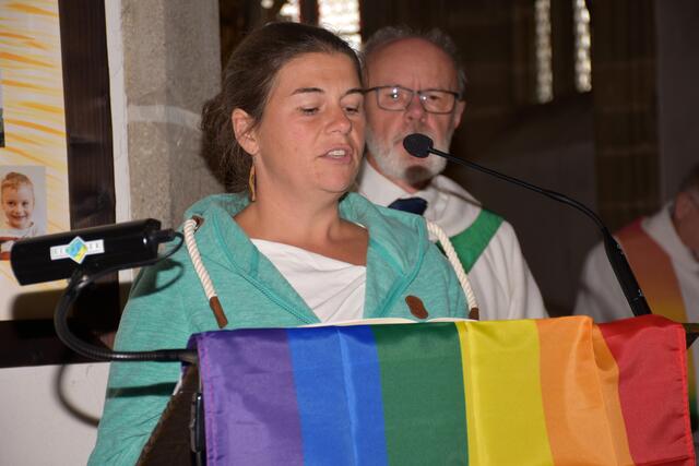 Franz Harant, Leiter der Regenbogen-Pastoral Österreich, vergab im Rahmen des Sonntag-Gottesdienstes das „a+o – akzeptierend und offen Prädikat“ an die Pfarre Pabneukirchen.  | Foto: Zinterhof
