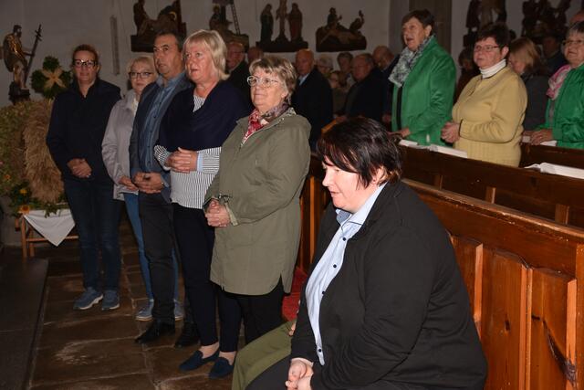 Franz Harant, Leiter der Regenbogen-Pastoral Österreich, vergab im Rahmen des Sonntag-Gottesdienstes das „a+o – akzeptierend und offen Prädikat“ an die Pfarre Pabneukirchen.  | Foto: Zinterhof