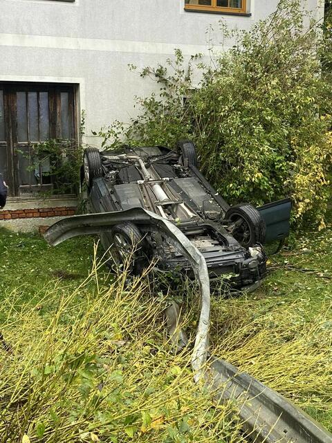 Alle vier Insassen konnten sich selbstständig aus dem Fahrzeug befreien. | Foto: FF Forchtenau
