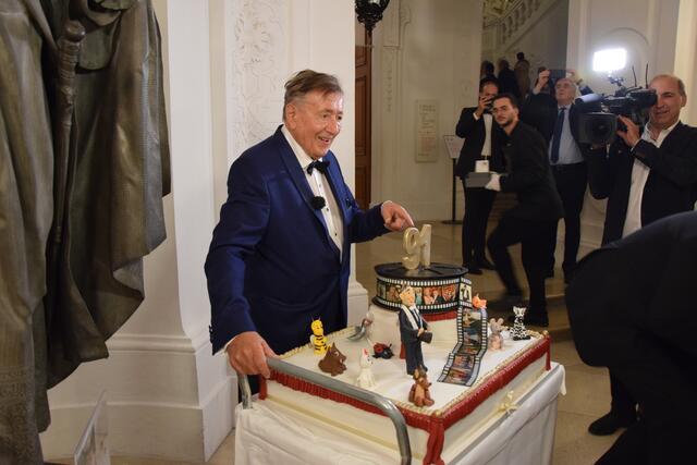 Richard Lugner posierte mit seiner kunstvollen Torte. | Foto: Patricia Hillinger