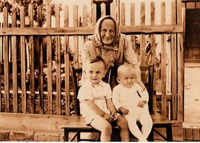 Mit zwei Jahren mit Schwester Dorothea und Großmutter Johanna Höchtl. | Foto: privat