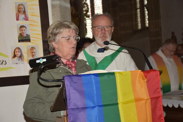 Franz Harant, Leiter der Regenbogen-Pastoral Österreich, vergab im Rahmen des Sonntag-Gottesdienstes das „a+o – akzeptierend und offen Prädikat“ an die Pfarre Pabneukirchen.  | Foto: Zinterhof