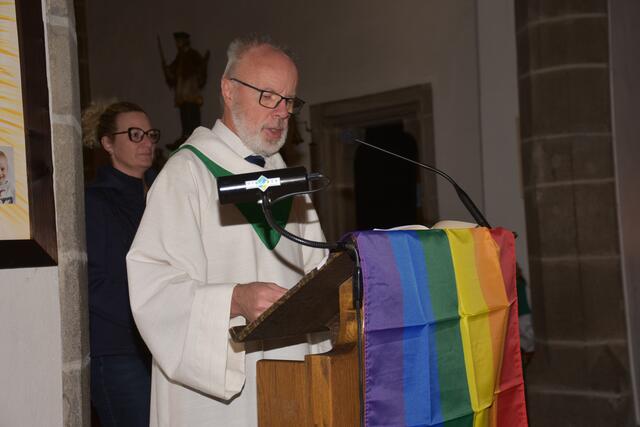 Franz Harant, Leiter der Regenbogen-Pastoral Österreich, vergab im Rahmen des Sonntag-Gottesdienstes das „a+o – akzeptierend und offen Prädikat“ an die Pfarre Pabneukirchen.  | Foto: Zinterhof