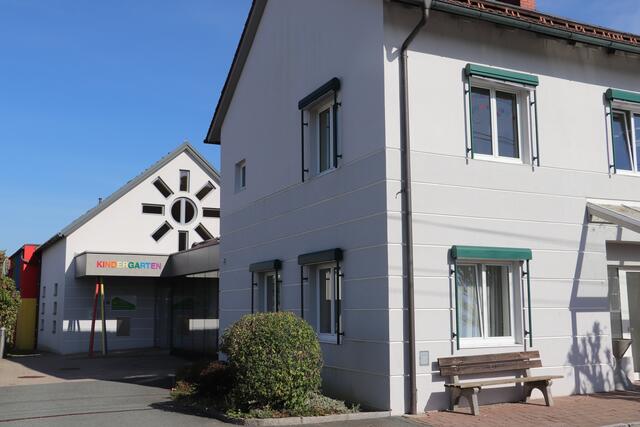 Bereits 2021 wurde das ehemalige Gemeindeamt Zwaring zum Kindergarten. Eine Brücke aus Stahl und Glas nach Entwürfen der Baumeister Alois Pongratz und Thomas Stessl verbindet beide Gebäude.  | Foto: Edith Ertl