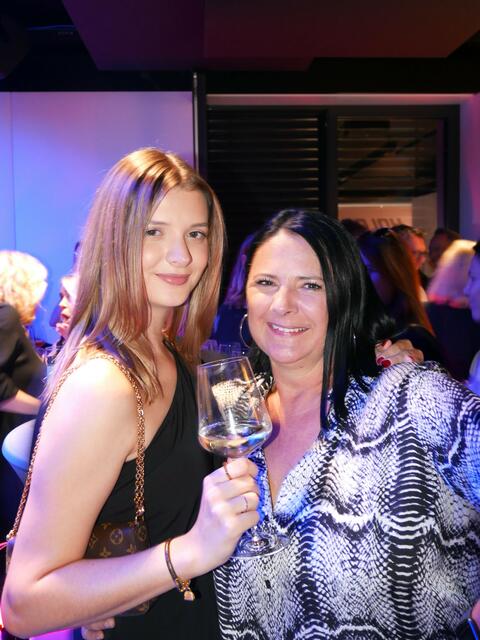 Niki und Martina kamen bestens gelaunt nach Gurten. | Foto: LAURA PUTZ