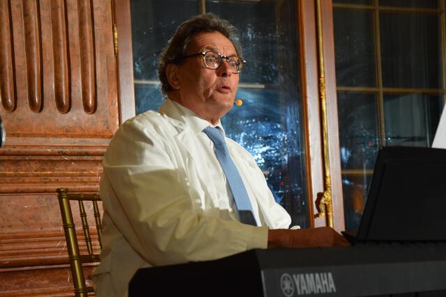 Alexander Telesko, bekannt vom Villacher Fasching, komponierte für Lugner einen Blues. | Foto: Patricia Hillinger