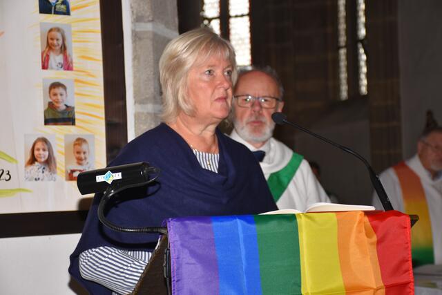 Franz Harant, Leiter der Regenbogen-Pastoral Österreich, vergab im Rahmen des Sonntag-Gottesdienstes das „a+o – akzeptierend und offen Prädikat“ an die Pfarre Pabneukirchen.  | Foto: Zinterhof