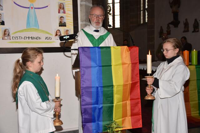 Franz Harant, Leiter der Regenbogen-Pastoral Österreich, vergab im Rahmen des Sonntag-Gottesdienstes das „a+o – akzeptierend und offen Prädikat“ an die Pfarre Pabneukirchen.  | Foto: Zinterhof