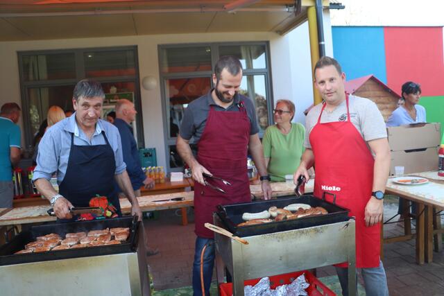 Der Elternverein stand am Griller und sorgte für Kaffee und Kuchen.  | Foto: Edith Ertl