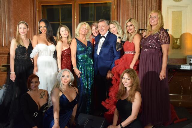 Lugner wie immer umschwärmt von seinen "Tierchen" bei seiner Geburtstagsfeier im Schloss Belvedere.  | Foto: Patricia Hillinger