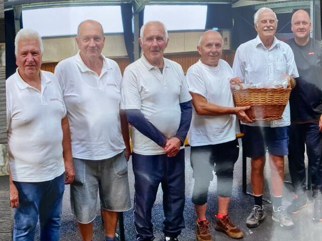 Gemeindeturnier-Veranstalter Johann Dobler (l.) mit dem siegreichen Seniorenteam. Auch Bürgermeister Gerald Wonner (r.) gratulierte. | Foto: zVg