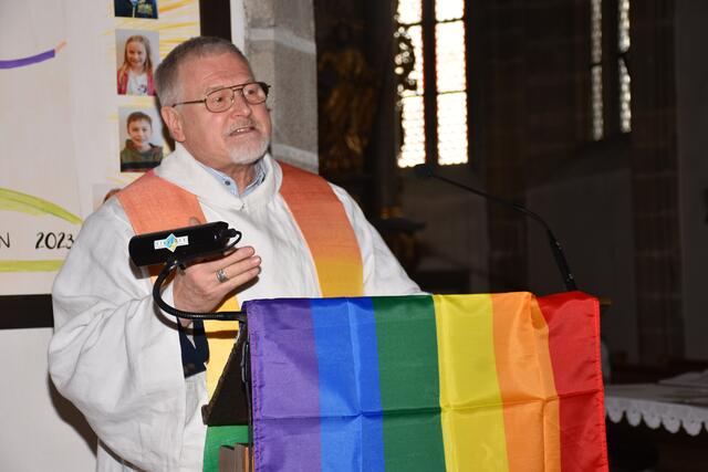 Franz Harant, Leiter der Regenbogen-Pastoral Österreich, vergab im Rahmen des Sonntag-Gottesdienstes das „a+o – akzeptierend und offen Prädikat“ an die Pfarre Pabneukirchen.  | Foto: Zinterhof