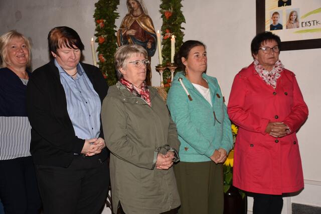 Franz Harant, Leiter der Regenbogen-Pastoral Österreich, vergab im Rahmen des Sonntag-Gottesdienstes das „a+o – akzeptierend und offen Prädikat“ an die Pfarre Pabneukirchen.  | Foto: Zinterhof