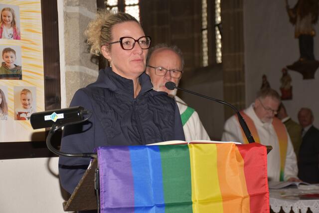 Franz Harant, Leiter der Regenbogen-Pastoral Österreich, vergab im Rahmen des Sonntag-Gottesdienstes das „a+o – akzeptierend und offen Prädikat“ an die Pfarre Pabneukirchen.  | Foto: Zinterhof