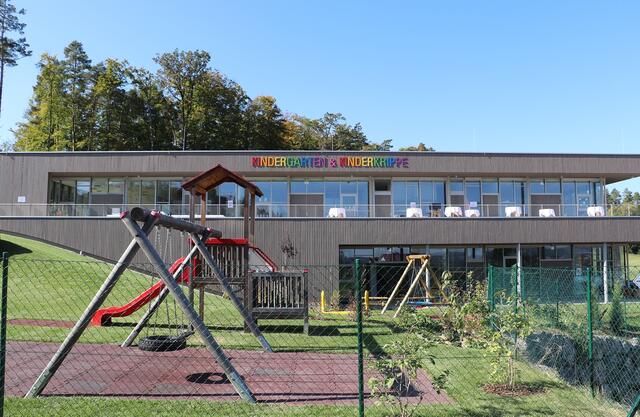 Kindergarten und Kinderkrippe St. Bartholomä wurden einen Monat nach Inbetriebnahme unter großer Beteiligung der Bevölkerung offiziell eröffnet. | Foto: Edith Ertl