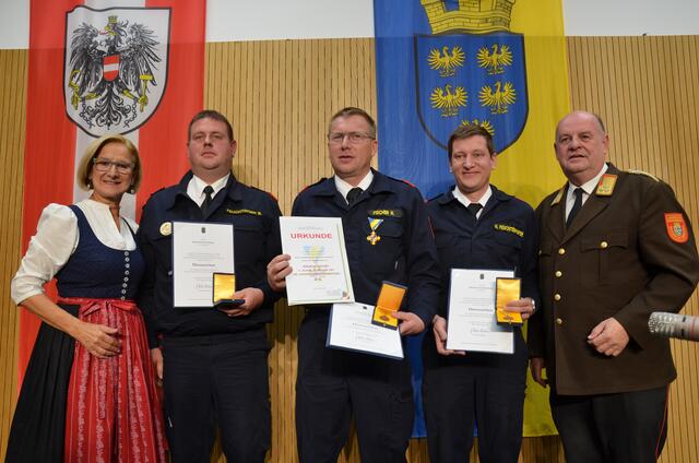 Ehrungen der Feuerwehr Trattenbach mit Bezirksfeuerwehrchef Josef Huber und Landeshauptfrau Johanna Mikl-Leitner | Foto: Elisabeth Peinsipp