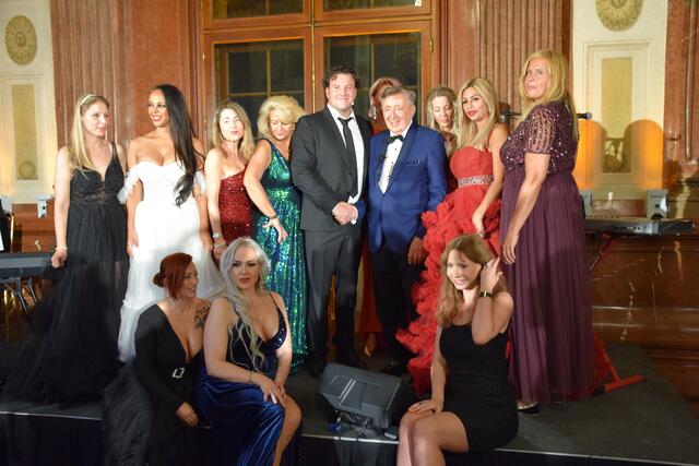 Umringt von den "Tierchen" fühlten sich Thomas Tatzl und Richard Lugner sichtlich wohl. | Foto: Patricia Hillinger