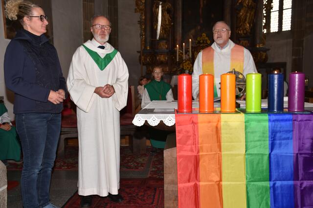 Franz Harant, Leiter der Regenbogen-Pastoral Österreich, vergab im Rahmen des Sonntag-Gottesdienstes das „a+o – akzeptierend und offen Prädikat“ an die Pfarre Pabneukirchen.  | Foto: Zinterhof