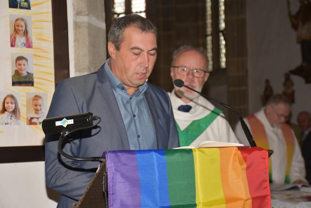 Franz Harant, Leiter der Regenbogen-Pastoral Österreich, vergab im Rahmen des Sonntag-Gottesdienstes das „a+o – akzeptierend und offen Prädikat“ an die Pfarre Pabneukirchen.  | Foto: Zinterhof