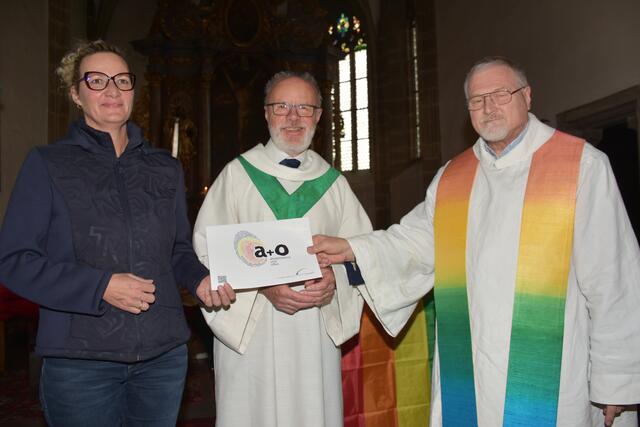 Franz Harant, Leiter der Regenbogen-Pastoral Österreich, vergab im Rahmen des Sonntag-Gottesdienstes das „a+o – akzeptierend und offen Prädikat“ an die Pfarre Pabneukirchen.  | Foto: Zinterhof
