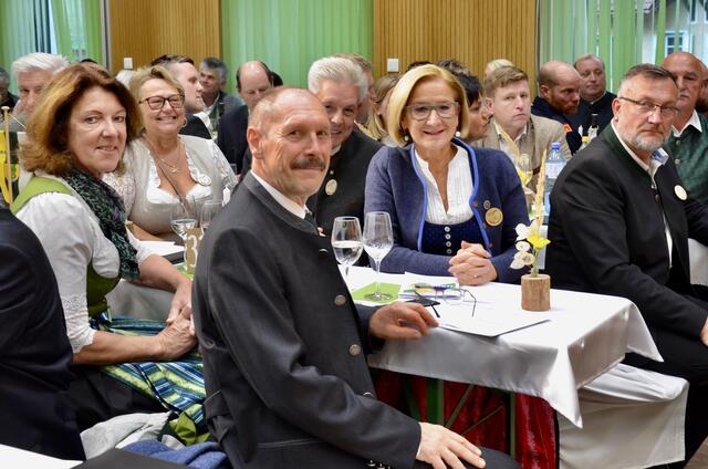 Gemütliches Beisammensein mit Landeshauprfrau Johanna Mikl-Leitner, Bgm. Johannes Hennerfeind, Hermann Hauer mit Margot Kastner und Bezirkshauptfrau Alexandra Grabner-Fritz | Foto: Elisabeth Peinsipp