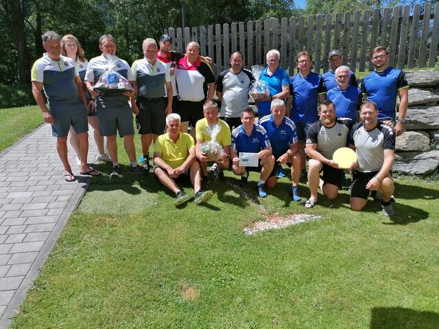 Im Bild: alle DUO-Teams inkl. Gewinner des Schätzspieles und der teilnehmenden Dame inkl. Bezirksobmann und Stellvertreter | Foto: Bezirksverband Eis- u. Stocksportler Lungau