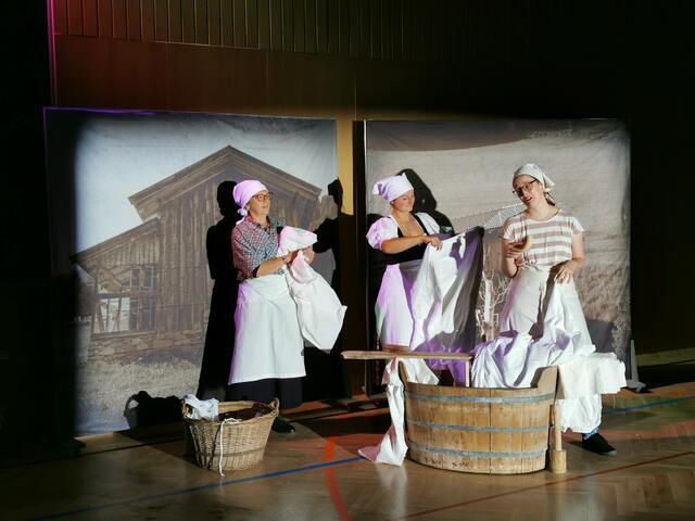 Bei der Arbeit: Spitzjuli (Martina Gebhardt), Gipfelmarie (Marina Haselwanter) und Luise (Katrin Lechner) | Foto: Melachbühne/Alexander Haider