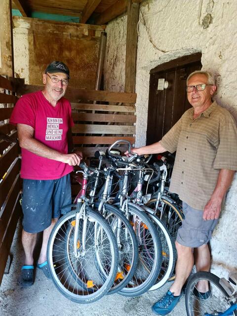 ​Friedrich Janka und Werner Schön präsentieren wieder fahrtüchtig gemachte Räder | Foto: BMM