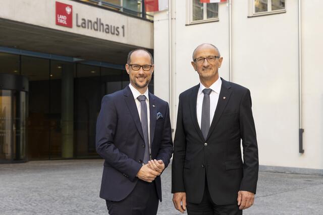 Auf Antrag von LH Anton Mattle und Wirtschaftslandesrat Mario Gerber werden vonseiten des Landes weitere 790.000 Euro für Sandoz in Kundl bereitgestellt.  | Foto: Land Tirol/Die Fotografen