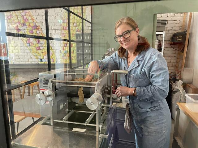 Durch ein Fenster kann man Monika Sims heute zusehen, wie sie auf einer speziellen Mühle den Mais zu Teig, sogenanntem Masa, verarbeitet.  | Foto: Tamara Wendtner