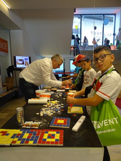 Schülerinnen und Schüler hatten bei Hafner und Fliesenleger Eder die Möglichkeit eine Fliese nach ihren Vorstellungen zu kreieren. | Foto: Sarah Braun