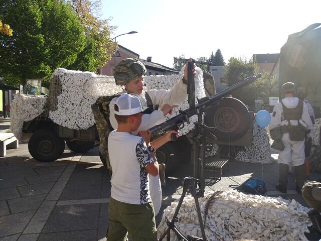 Sehr beliebt bei den Schülerinnen und Schülern waren die Gebirgsjäger der Wallnerkaserne Saalfelden. | Foto: Sarah Braun