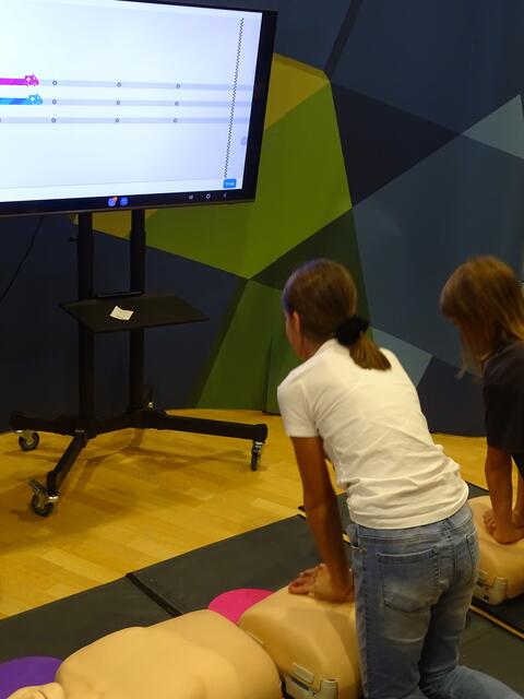 Am Stand des Tauernklinikums konnten Schülerinnen und Schüler ausprobieren, wie eine Herzdruckmassage funktioniert. | Foto: Sarah Braun