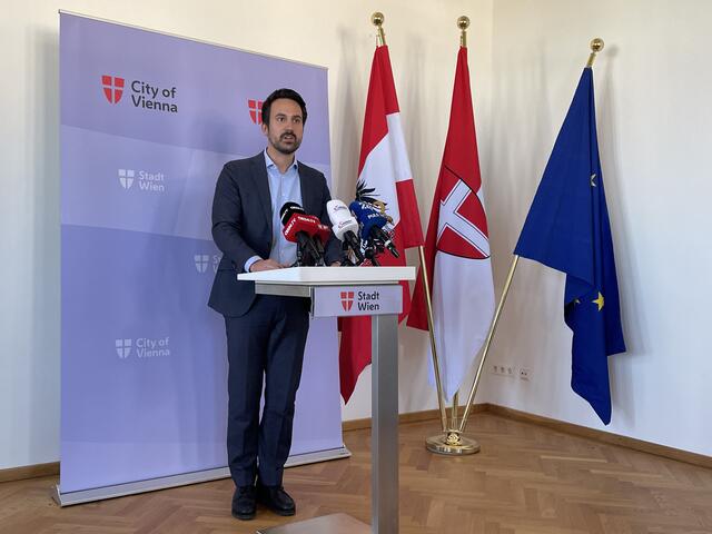 Christoph Wiederkehr (Neos) spricht vor dem Runden Tisch an, welche Aufgaben in nächster Zeit auf eine demokratische Gesellschaft zukommen würden. | Foto: RMW