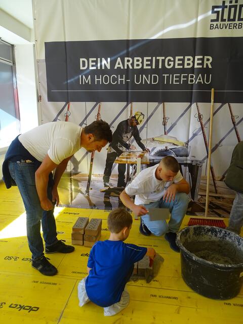 Früh übt sich – Maxi setzte unter fachmännischer Anleitung seinen ersten Ziegel. | Foto: Sarah Braun