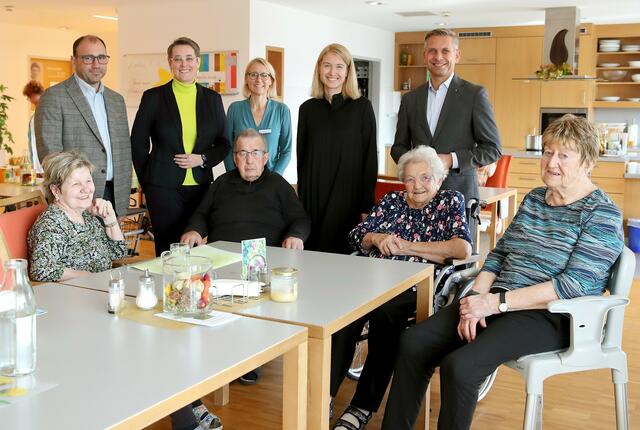 Albert Maringer, Dorothea Dorfbauer, Ulrike Oberndorfer, LH-Stv.in Christine Haberlander, LR Wolfgang Hattmannsdorfer im Austausch mit Heimbewohner:innen. | Foto: Land OÖ/Stinglmayr