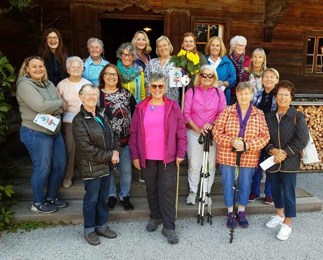 Die Pilgerinnen beim Frauenpilgertag 2023 in der Wildschönau beim Gruppenfoto vor dem Bergbauernmuseum z` Bach in der Wildschönau.