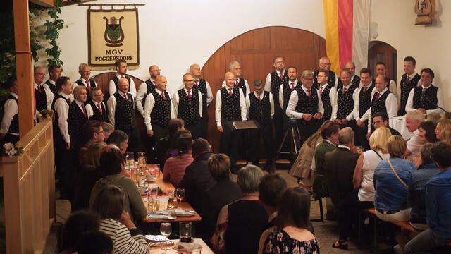 Der MGV Poggersdorf mit Chorleiter Franz Buchleitner bei einer Feierlichkeit. | Foto: MGV Poggersdorf