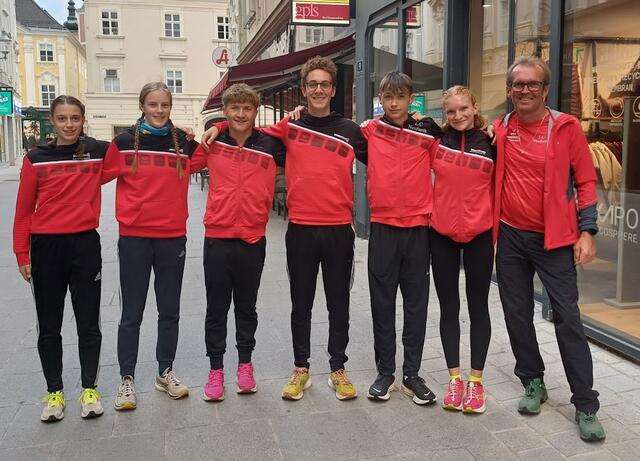 LCN Obm. Kloimwieder mit seinem starken U 18 Team
v.l. Gugerell, Engel, Geister, Engel, Eglseer und Sandhofer | Foto: LC Neufurth